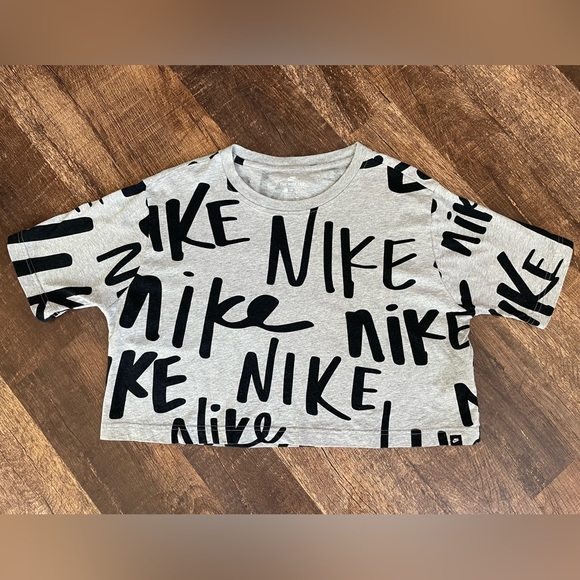 2🍒/$36~Nike AOP Graffiti Style Gray Crop Top~Medium - Picture 3 of 15